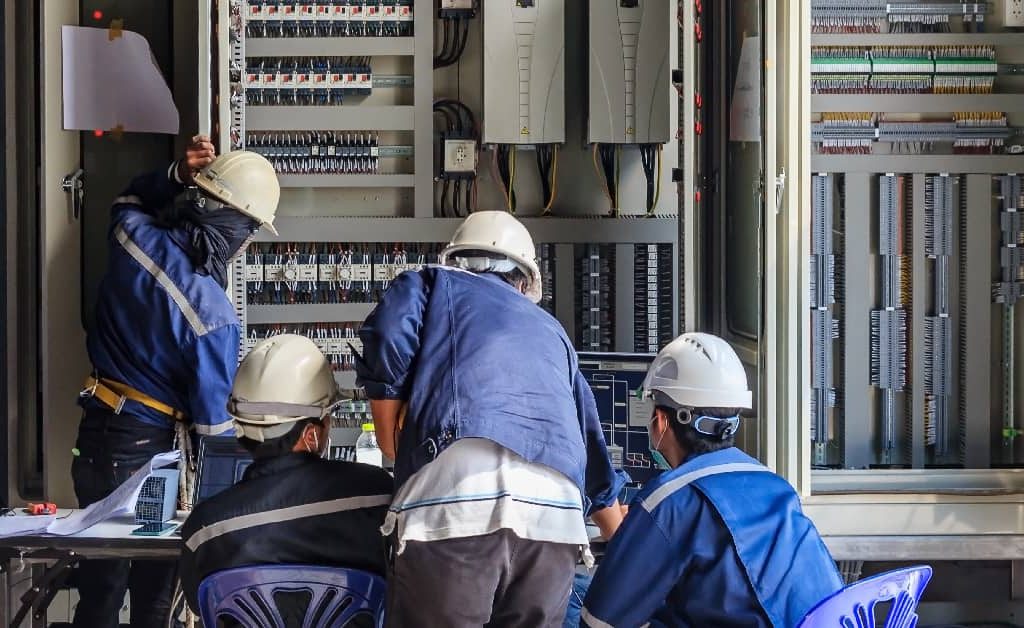 Planes de mantenimiento integral para instalaciones eléctricas complejas en Sevilla y Huelva