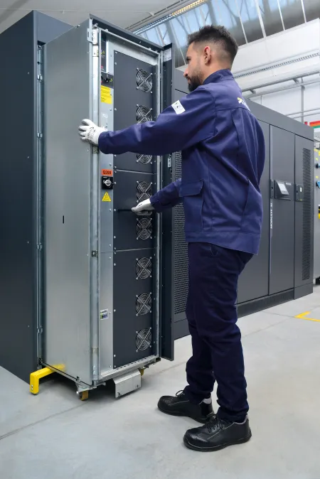 Autonomía 24 horas en sistemas SAI: ¿Qué necesita una industria crítica para garantizar energía ininterrumpida?